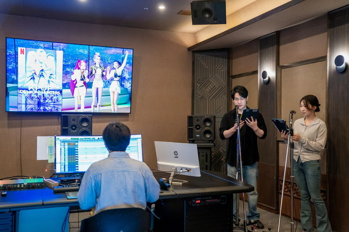 [서울=뉴시스] 넷플릭스가 11일 진행한 '넷플릭스 해외 콘텐츠 한국어 더빙 이야기'에서 케이팝 데몬 헌터스 더빙에 참여한 민승우(진우 역)·신나리(루미 역) 성우가 시연하고 있다. (사진=넷플릭스 제공) 2025.08.11. photo@newsis.com *재판매 및 DB 금지
