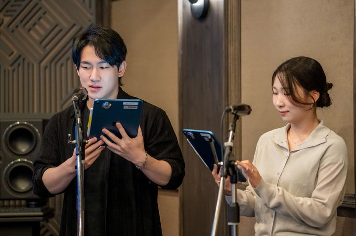  [서울=뉴시스] 넷플릭스가 11일 진행한 '넷플릭스 해외 콘텐츠 한국어 더빙 이야기'에서 케이팝 데몬 헌터스 더빙에 참여한 민승우(진우 역)·신나리(루미 역) 성우가 시연하고 있다. (사진=넷플릭스 제공) 2025.08.11. photo@newsis.com *재판매 및 DB 금지