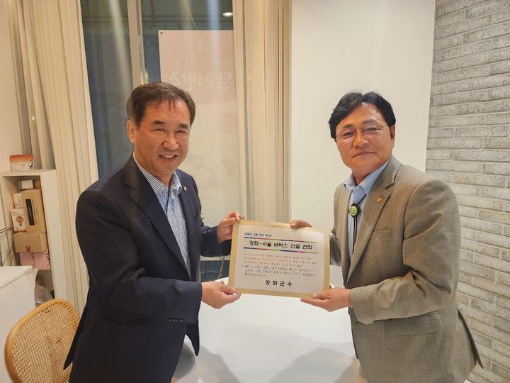 [인천=뉴시스] 박용철 강화군수가 국토교통위원회 맹성규 위원장을 만나 '서울행 M버스 노선 신설'과 관련 공식 건의서 전달하고 있다. (사진=강화군 제공) 2025.08.11. photo@newsis.com *재판매 및 DB 금지