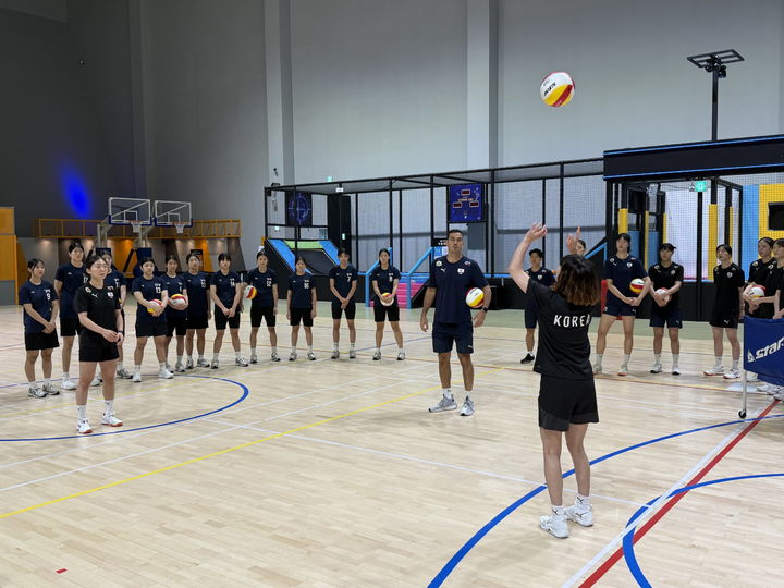 [진주=뉴시스]진주국제여자배구대회 국가대표팀, 지역 학생 선수 대상 배구강습 진행.(사진=진주시 제공).2025.08.11.photo@newsis.com *재판매 및 DB 금지