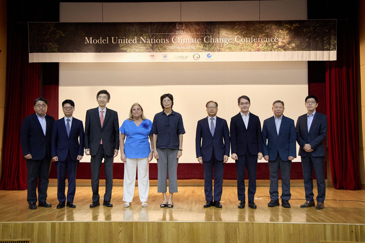 [서울=뉴시스] (왼쪽부터) 박훈 송상현 국제정의평화인권재단 운영위원, 정서용 국제기후해양거버넌스센터장, 윤병세 서울국제법연구원 이사장, 마리아 카스티요 페르난데즈 주한유럽연합대사, 고려대 한정선 국제대학장 겸 국제대학원장, 김용덕 송상현 국제정의평화인권재단 이사장, 송영일 한국기후변화학회 학회장, 박동균 기후환경법정책센터 산림협력본부장, 최성재 송상현 국제정의평화인권재단 운영위원. (사진=고려대 제공) 2025.08.11. photo@newsis.com *재판매 및 DB 금지