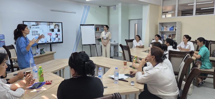 [안동=뉴시스] 11일 우즈베키스탄 부하라주 부하라연수원에서 '2025 우즈베키스탄 교원 역량 강화 컨설팅'이 진행되고 있다. (사진=경북교육청 제공) 2025.08.11 *재판매 및 DB 금지