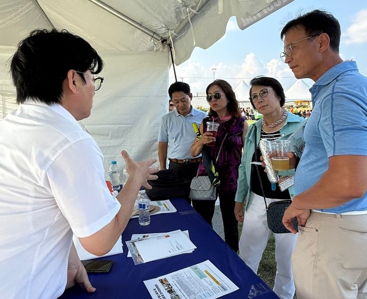 [안동=뉴시스] '2025 시카고 한인축제'에서 'K-헬스투어'를 홍보하고 있다. (사진=안동병원 제공) 2025.08.11. photo@newsis.com *재판매 및 DB 금지