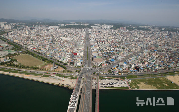 [포항=뉴시스] 송종욱 기자 = 경북 포항에서 공무원을 사칭한 골프 용품 사기 사건이 발생해 세심한 주의가 요구된다. 사진은 포항시가지 전경. 2025.08.11. photo@newsis.com