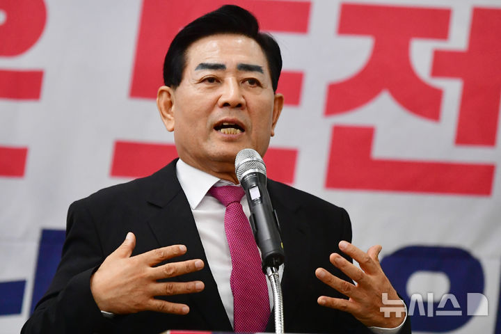 [광주=뉴시스] 이현행 기자 = 김화진 국민의힘 전남도당위원장이 11일 오후 광주 서구 홀리데이인호텔에서 취임사를 하고 있다. 2025.08.11. lhh@newsis.com