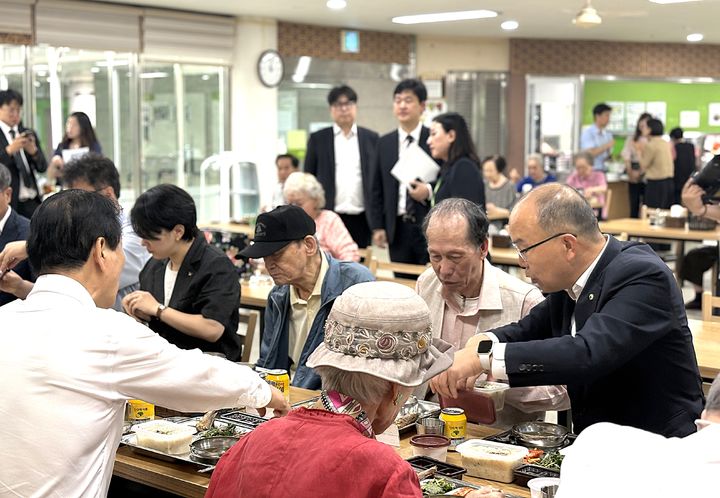[원주=뉴시스] 한국보훈복지의료공단 윤종진 이사장(오른쪽)이 보훈원 국가유공자 어르신에게 삼계죽을 대접하고 있다. (사진=한국보훈복지의료공단 제공). photo@newsis.com *재판매 및 DB 금지