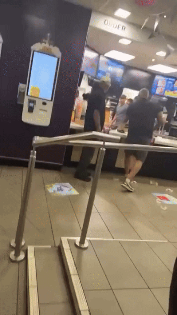 [뉴시스] 영국 맥도날드 매장에서 일어난 소동을 포착한 영상.(영상=메트로) *재판매 및 DB 금지