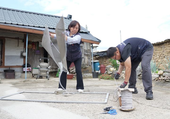  [청송=뉴시스] 청송군의 8282민원처리반이 방충망 교체 작업을 실시하고 있다. (사진=청송군 제공) 2025.08.11. photo@newsis.com *재판매 및 DB 금지