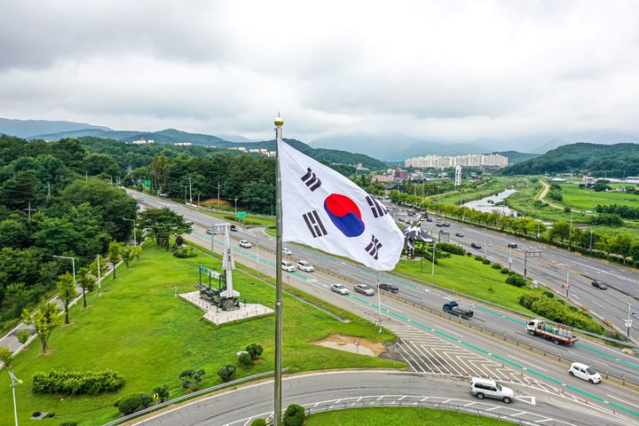 [계룡=뉴시스]계룡시 연화교차로에 대형 태극기가 게양돼 있다. 2025. 08. 11 photo@newsis.com *재판매 및 DB 금지