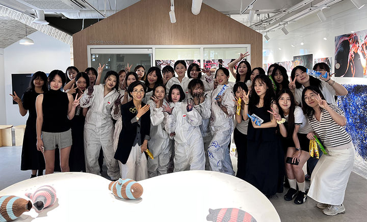 [서울=뉴시스] 동덕여대 전시 '신체는 선을 낸다'에 참가한 예비예술인들과 총괄책임교수가 기념사진을 촬영하고 있다. (사진=동덕여대 제공) 2025.08.11. photo@newsis.com *재판매 및 DB 금지