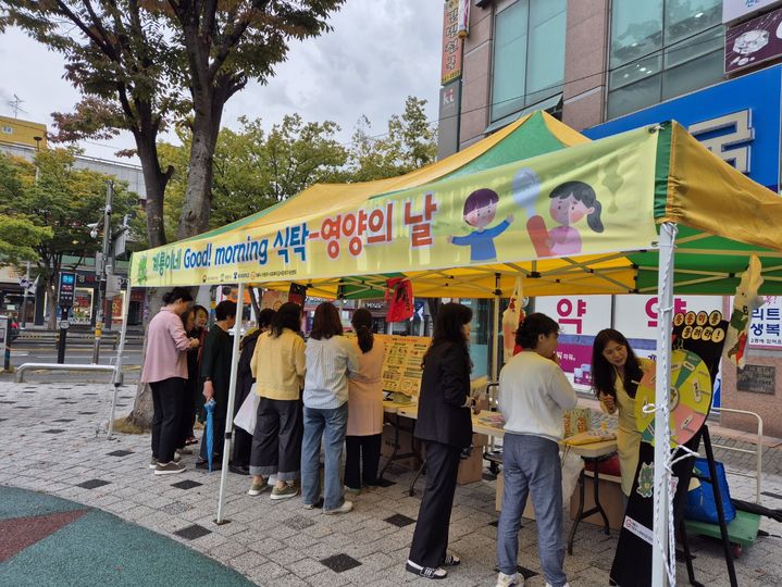 [계룡=뉴시스]계룡시 어린이·사회복지급식관리지원센터(이하 센터)가 지역의 건강한 급식환경 조성과 지역 공동체 형성에 기여하고 있다. 2025. 08. 11 photo@newsis.com *재판매 및 DB 금지