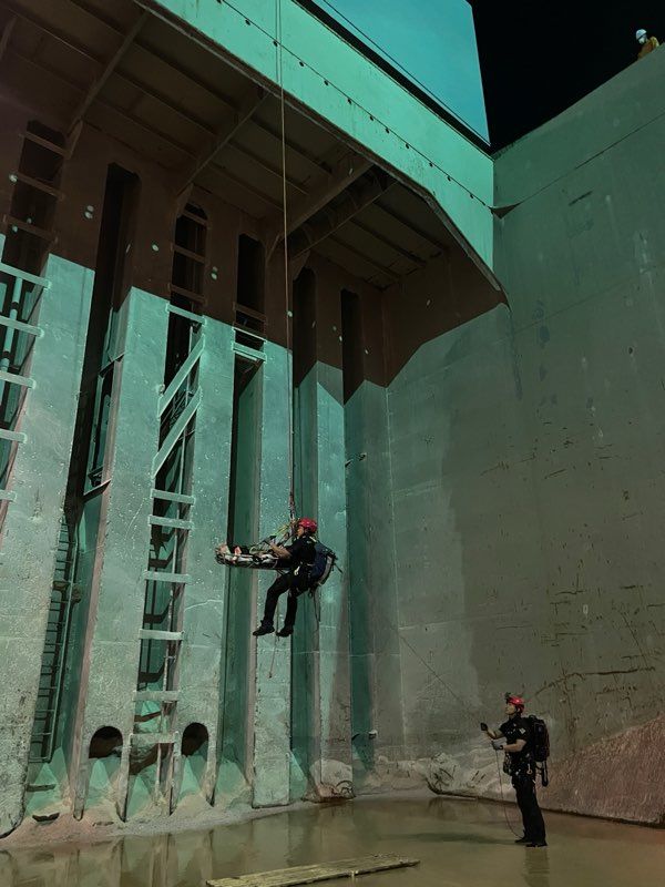 [여수=뉴시스] 여수해경이 화물선 내 화물창에서 추락한 외국인 선원을 구조하고 있다. (사진=여수해경 제공) 2025.08.11. photo@newsis.com *재판매 및 DB 금지