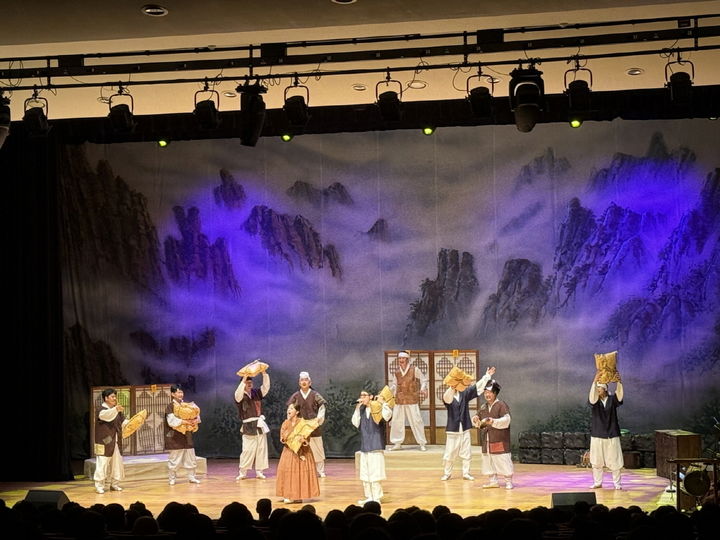 [논산=뉴시스]논산아트센터 대공연장에서 열린 융복합 연희마당극 '제주 옹고집전' 공연이 성황리에 마쳤다. 2025. 08. 11 photo@newsis.com *재판매 및 DB 금지