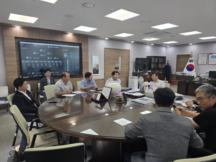 [성남=뉴시스]신상진 성남시장이 8일 시청 집무실에서 고도제한 완화성과 점검회의를 주재하고 있다.(사진=성남시 제공)2025.08.11.photo@newsis.com *재판매 및 DB 금지