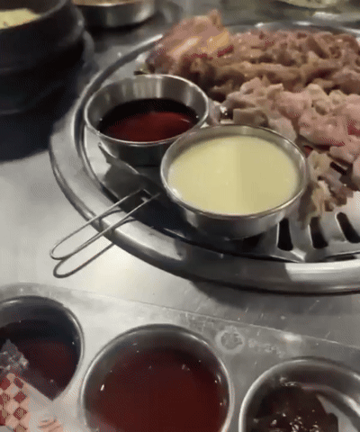 [뉴시스] 불판 가장자리에 구더기가 움직이는 틱톡 영상. (출처=틱톡 @riiicaaaa 갈무리) *재판매 및 DB 금지