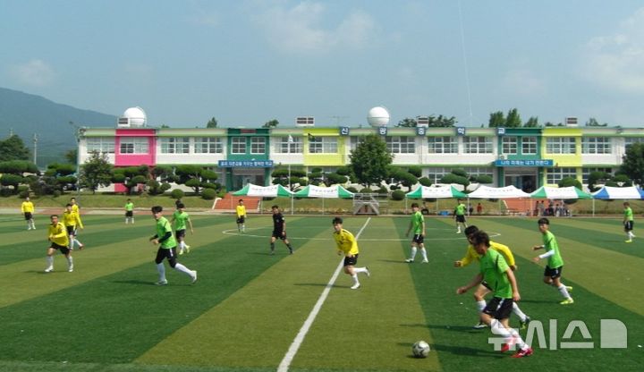 [포항=뉴시스] 송종욱 기자 = '제72회 8·15 한마음 체육대회가 오는 15~17일 사흘간 포항시 북구 신광면 신광중학교 운동장에서 열린다. 사진은 축구 경기 모습. (사진=포항시 제공) 2025.08.11. photo@newsis.com