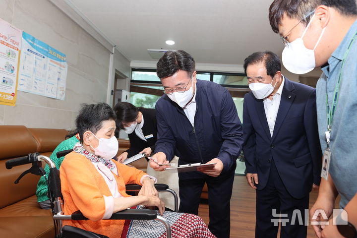 [진천=뉴시스] 윤호중 행정안전부 장관과 송기섭 충북 진천군수가 11일 진천군 문백면 본정노인요양원을 방문해 민생회복 소비쿠폰 사업 추진 현황을 살피고 있다. (사진=진천군 제공) 2025.08.11. photo@newsis.com