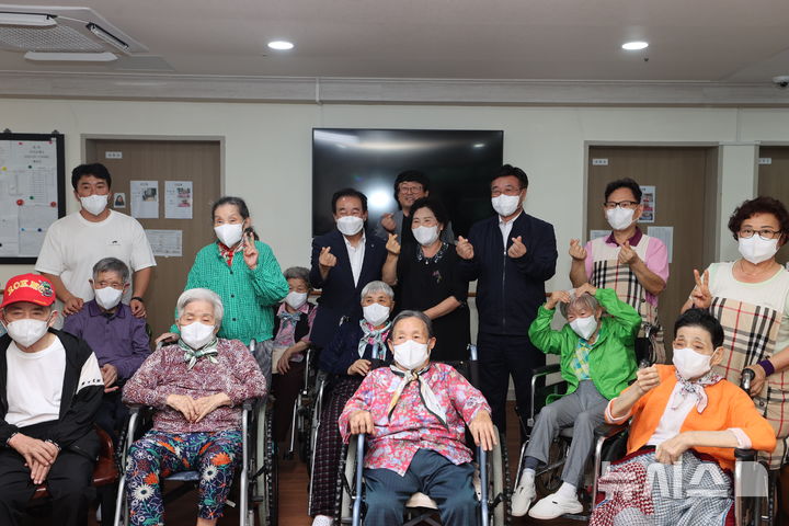 [진천=뉴시스] 윤호중 행정안전부 장관과 송기섭 충북 진천군수가 11일 진천군 문백면 본정노인요양원을 방문해 민생회복 소비쿠폰 사업 추진 현황을 살핀 뒤 어르신들과 기념촬영을 하고 있다. (사진=진천군 제공) 2025.08.11. photo@newsis.com