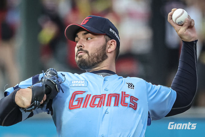 [서울=뉴시스]프로야구 롯데 자이언츠의 외국인 에이스 알렉 감보아가 5일 사직구장에서 열린 2025 신한 쏠뱅크 KBO리그 KIA 타이거즈와의 경기에 선발 등판해 역투하고 있다. (사진=롯데 자이언츠 제공) 2025.08.11 *재판매 및 DB 금지