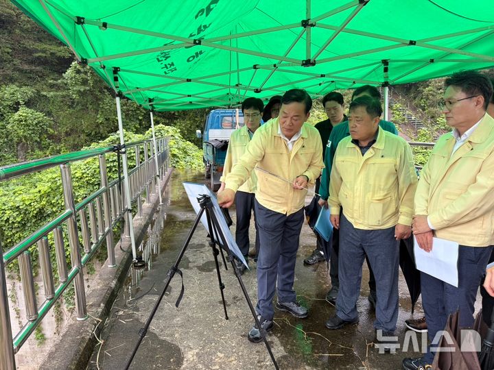 [산청=뉴시스]경남도 박명균(오른쪽서 두 번째) 행정부지사가 11일 오후 집중호우 피해가 발생한 산청군 신등면 율현저수지를 찾아 한국농어촌공사 손영식 경남지역본부장으로부터 복구 계획을 듣고 있다.(사진=경남도 제공) 2025.08.11. photo@newsis.com