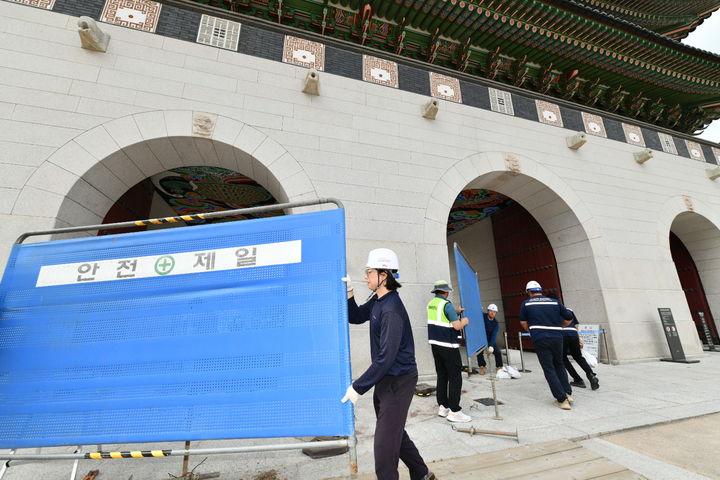 [서울=뉴시스] 11일 경복궁 광화문 석축에 낙서 제거 후 가림막 철거 (사진=국가유산청 제공) 2025.08.11. photo@newsis.com *재판매 및 DB 금지
