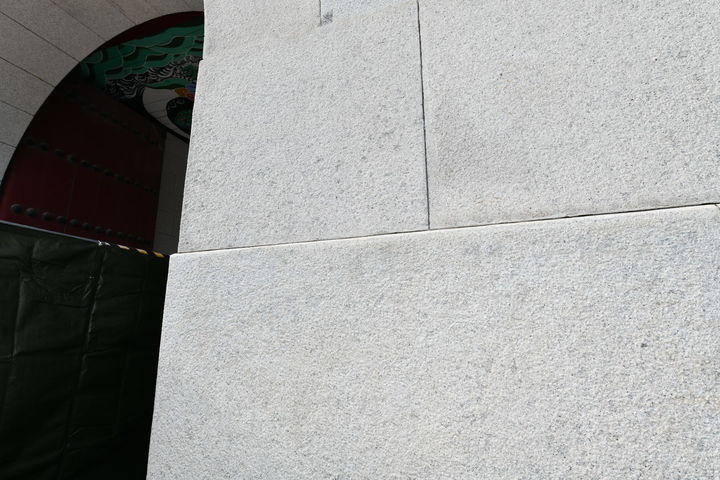 [서울=뉴시스] 11일 경복궁 광화문 석축에 낙서 제거 (사진=국가유산청 제공) 2025.08.11. photo@newsis.com *재판매 및 DB 금지