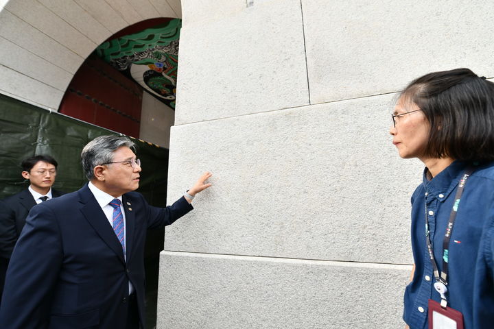 [서울=뉴시스] 11일 경복궁 광화문 석축에 낙서가 제거된 상황을 확인하는 허민 국가유산청장 (사진=국가유산청 제공) 2025.08.11. photo@newsis.com *재판매 및 DB 금지