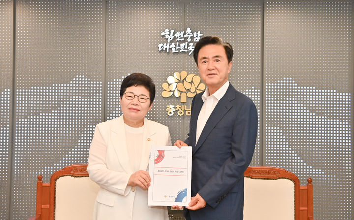 [홍성=뉴시스] 김태흠 충남지사가 11일 도청 접견실에서 임이자 국회 국회 기획재정위원장을 접견하고 지역현안을 전달하고 있다. *재판매 및 DB 금지