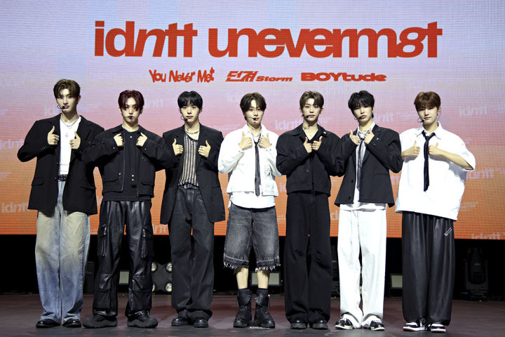 [서울=뉴시스] 그룹 '아이덴티티'(idntt)의 첫 유닛 '유네버맷'(unevermet)이 11일 오후 서울 용산구 블루스퀘어에서 데뷔 앨범 '유네버멧' 발매 기념 쇼케이스를 개최했다. (사진=모드하우스 제공) 2025.08.11. photo@newsis.com *재판매 및 DB 금지