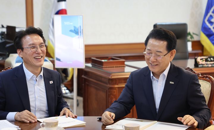 [무안=뉴시스] 김영록 전남지사가 11일 김민석 국무총리를 찾아 국립의대 설립, 서남권 에너지 혁신성장벨트 구축, 석유화학·철강산업 위기 극복 등 지역 핵심 현안을 건의하고 있다. (사진 제공 = 전남도). 2025.08.11. photo@newsis.com *재판매 및 DB 금지