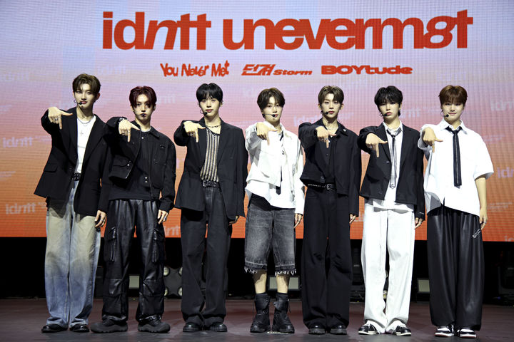  [서울=뉴시스] 그룹 '아이덴티티'(idntt)의 첫 유닛 '유네버맷'(unevermet)이 11일 오후 서울 용산구 블루스퀘어에서 데뷔 앨범 '유네버멧' 발매 기념 쇼케이스를 개최했다. (사진=모드하우스 제공) 2025.08.11. photo@newsis.com *재판매 및 DB 금지