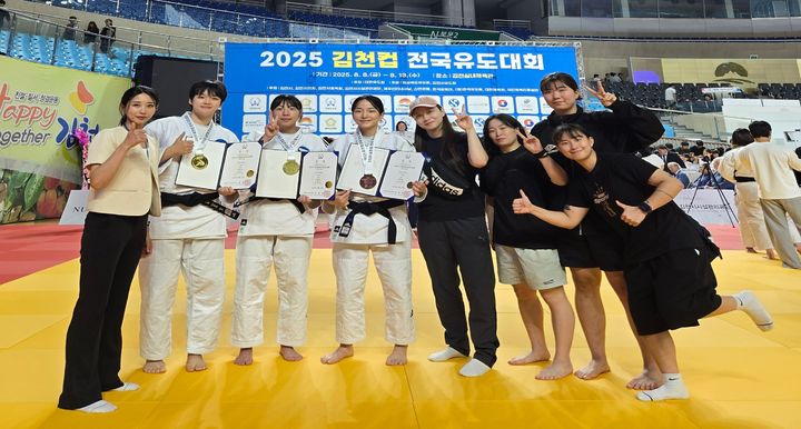 [고창=뉴시스] '2025 김천컵전국유도선수권대회'에서 호성적을 거두고 있는 고창군청 여자유도부 선수들. *재판매 및 DB 금지