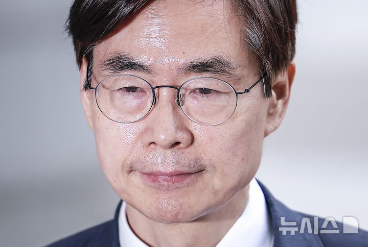 [서울=뉴시스] 정병혁 기자 = 조경태 국민의힘 의원이 11일 서울 서초구 서울고등검찰청에 마련된 내란특검 사무실로 참고인조사를 받기 위해 출석하며 취재진 질문에 답하고 있다. 2025.08.11. jhope@newsis.com