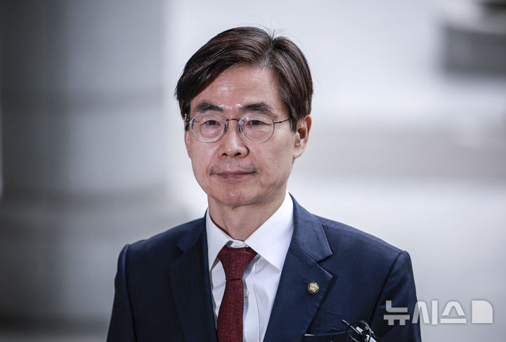 [서울=뉴시스] 정병혁 기자 = 조경태 국민의힘 의원이 11일 서울 서초구 서울고등검찰청에 마련된 내란특검 사무실로 참고인조사를 받기 위해 출석하며 취재진 질문에 답하고 있다. 2025.08.11. jhope@newsis.com