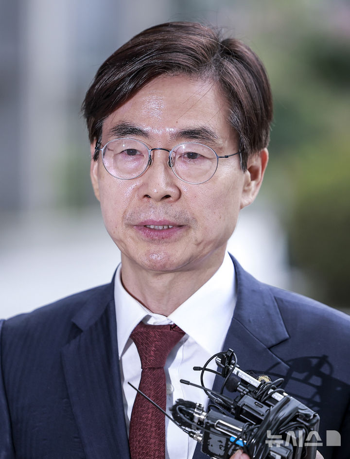 [서울=뉴시스] 정병혁 기자 = 조경태 국민의힘 의원이 11일 서울 서초구 서울고등검찰청에 마련된 내란특검 사무실로 참고인조사를 받기 위해 출석하며 취재진 질문에 답하고 있다. 2025.08.11. jhope@newsis.com