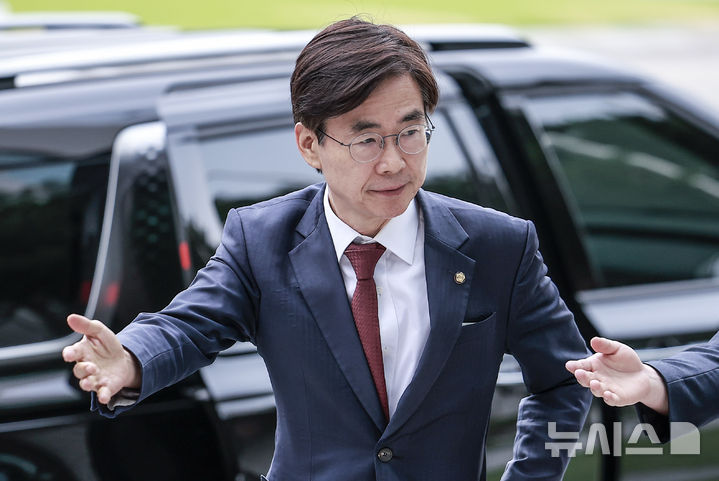 [서울=뉴시스] 정병혁 기자 = 조경태 국민의힘 의원이 11일 서울 서초구 서울고등검찰청에 마련된 내란특검 사무실로 참고인조사를 받기 위해 출석하고 있다. 2025.08.11. jhope@newsis.com