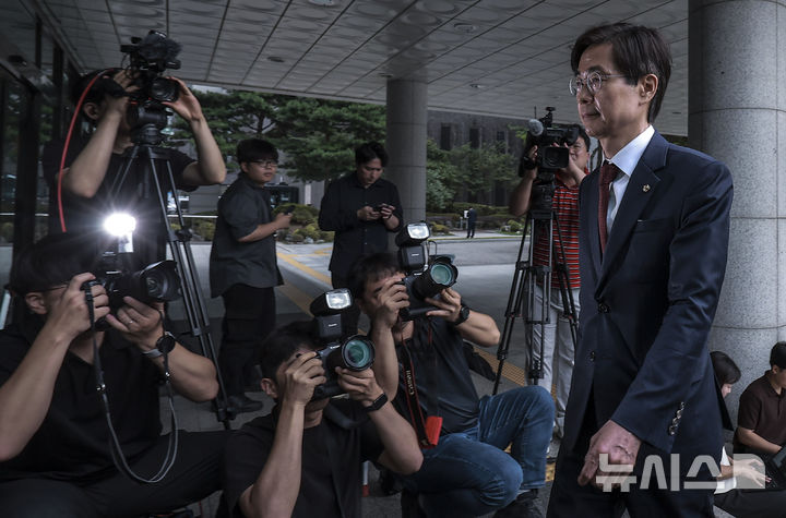 [서울=뉴시스] 정병혁 기자 = 조경태 국민의힘 의원이 11일 서울 서초구 서울고등검찰청에 마련된 내란특검 사무실로 참고인조사를 받기 위해 출석하고 있다. 2025.08.11. jhope@newsis.com