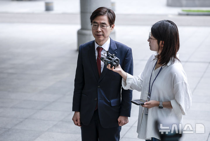 [서울=뉴시스] 정병혁 기자 = 조경태 국민의힘 의원이 11일 서울 서초구 서울고등검찰청에 마련된 내란특검 사무실로 참고인조사를 받기 위해 출석하며 취재진 질문에 답하고 있다. 2025.08.11. jhope@newsis.com