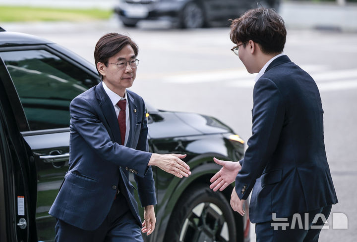 [서울=뉴시스] 정병혁 기자 = 조경태 국민의힘 의원이 11일 서울 서초구 서울고등검찰청에 마련된 내란특검 사무실로 참고인조사를 받기 위해 출석하며 특검 직원과 인사를 나누고 있다. 2025.08.11. jhope@newsis.com