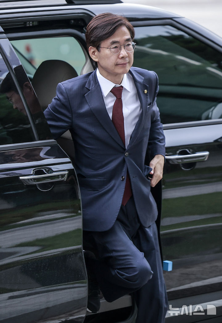 [서울=뉴시스] 정병혁 기자 = 조경태 국민의힘 의원이 11일 서울 서초구 서울고등검찰청에 마련된 내란특검 사무실로 참고인조사를 받기 위해 출석하고 있다. 2025.08.11. jhope@newsis.com