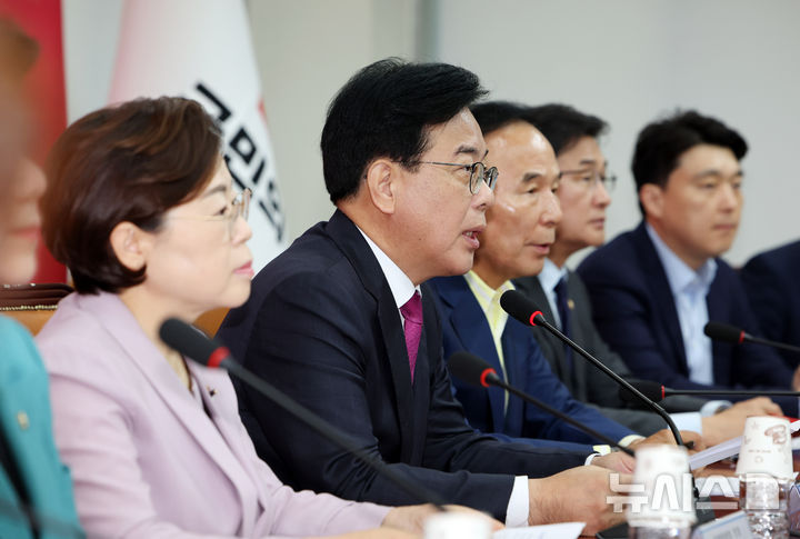 [서울=뉴시스] 김명년 기자 = 송언석 국민의힘 비상대책위원장 겸 원내대표가 11일 오전 서울 여의도 국회에서 열린 비상대책위원회의에서 발언하고 있다. 2025.08.11. kmn@newsis.com