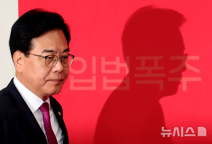 [서울=뉴시스] 김명년 기자 = 송언석 국민의힘 비상대책위원장 겸 원내대표가 11일 오전 서울 여의도 국회에서 열린 비상대책위원회의에서 발언하고 있다. 2025.08.11. kmn@newsis.com