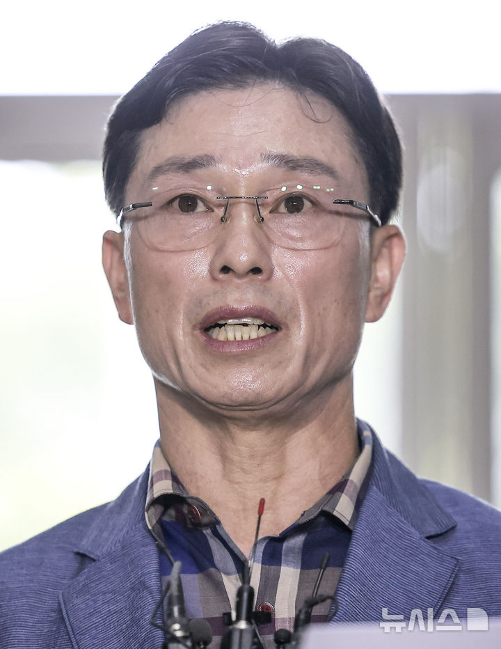 [서울=뉴시스] 정병혁 기자 = 임성근 전 해병1사단장이 11일 서울 서초구 이명현 순직해병 특별검사 사무실로 조사를 받기 위해 출석하며 입장을 밝히고 있다. 2025.08.11. jhope@newsis.com