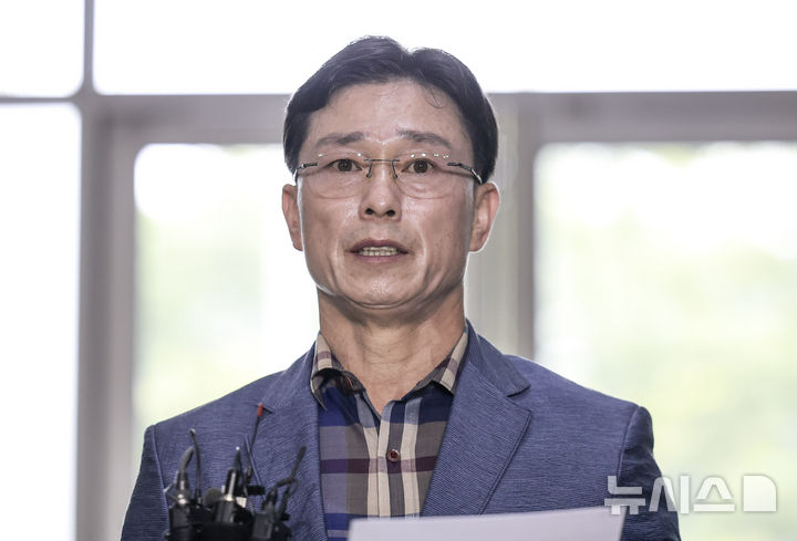 [서울=뉴시스] 정병혁 기자 = 임성근 전 해병1사단장이 11일 서울 서초구 이명현 순직해병 특별검사 사무실로 조사를 받기 위해 출석하며 입장을 밝히고 있다. 2025.08.11. jhope@newsis.com