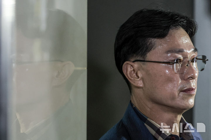 [서울=뉴시스] 정병혁 기자 = 임성근 전 해병1사단장이 11일 서울 서초구 이명현 순직해병 특별검사 사무실로 조사를 받기 위해 출석하고 있다. 2025.08.11. jhope@newsis.com