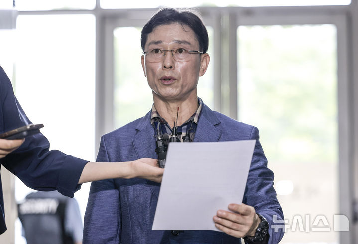 [서울=뉴시스] 정병혁 기자 = 임성근 전 해병1사단장이 11일 서울 서초구 이명현 순직해병 특별검사 사무실로 조사를 받기 위해 출석하며 입장을 밝히고 있다. 2025.08.11. jhope@newsis.com