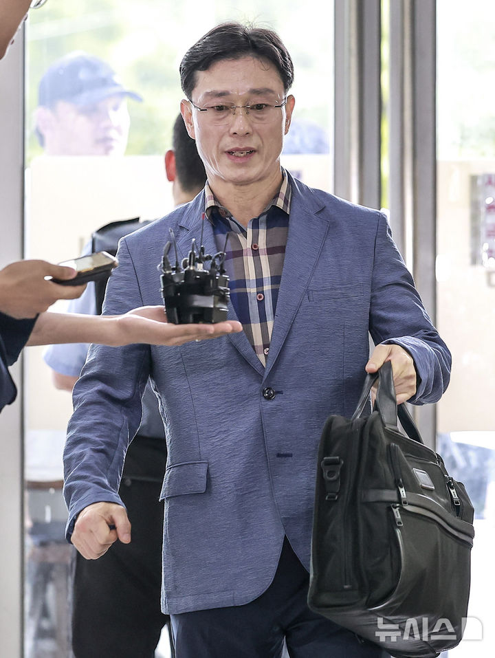 [서울=뉴시스] 정병혁 기자 = 임성근 전 해병1사단장이 11일 서울 서초구 이명현 순직해병 특별검사 사무실로 조사를 받기 위해 출석하고 있다. 2025.08.11. jhope@newsis.com