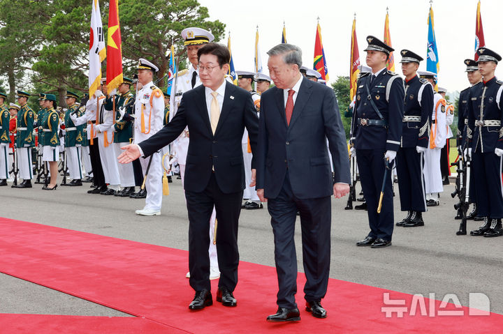 [서울=뉴시스] 고범준 기자 = 이재명 대통령이 11일 서울 용산 대통령실 청사에서 국빈 방한한 또 럼 베트남 당서기장과 이동하고 있다. 2025.08.11. bjko@newsis.com
