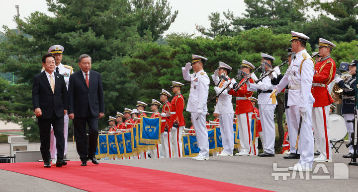 [서울=뉴시스] 고범준 기자 = 이재명 대통령이 11일 서울 용산 대통령실 청사에서 국빈 방한한 또 럼 베트남 당서기장과 의장대 사열을 하고 있다. 2025.08.11. bjko@newsis.com