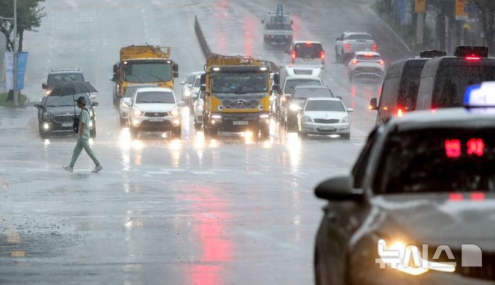 [제주=뉴시스] 우장호 기자 = 지난달 11일 오전 제주시 노형오거리 인근 거리에 우산을 쓴 시민들이 걸어가고 있다. 2025.08.11. woo1223@newsis.com